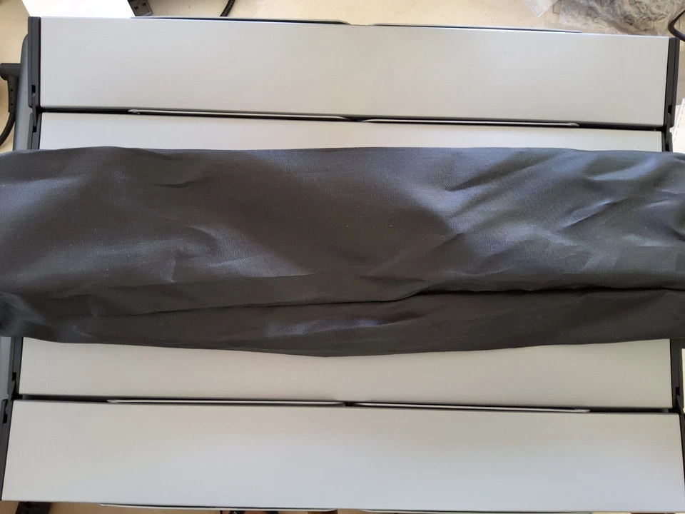 TAVOLO COLAZIONE PRANZO RETTANGOLARE PIEGHEVOLE ARGENTO 50×30×23 nuovo vedi foto - Immagine 1 di 1