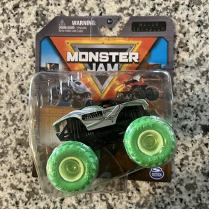 Monster Jam Series 7 Alien Invasion neongrüne Reifen 2024 1:64 Spin Master NEU - Bild 1 von 3