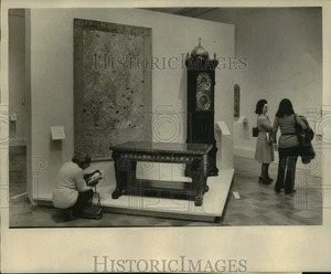 1976 Pressefoto Frau schaut auf den Palisandertisch im Metropolitan Museum of Art - Bild 1 von 2