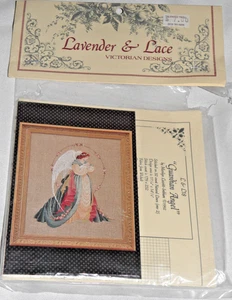 LAVENDEL & SPITZE gezählter Kreuzstich SCHUTZENGEL Musterkarte #18 - Bild 1 von 2