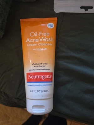 Crema limpiadora para lavar el acné sin aceite Neutrogena Foto 1 de 2