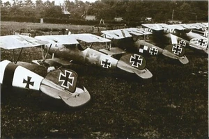 WK I Deutsches Foto - Jäger stellen sich auf Flugplatz auf - Bild 1 von 1