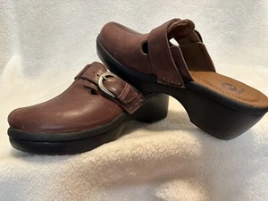 CROCS COBBLER LEATHER w/Brass Buckle Wedge Slip On CLOGS  (BROWN) Wm Sz 10 NWOT! - Picture 1 of 14