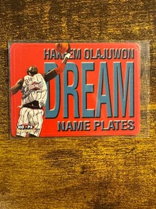 1999-00 Hoops Namensschilder Hakeem Olajuwon #NP5 HOUSTON RAKETEN - KOSTENLOSER VERSAND - Bild 1 von 2