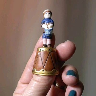 De colección 1992 Navidad Alrededor del Mundo Casa de Lloyd Little Drummer Boy Dedal  Foto 1 de 4