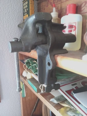 Hormiga en relieve H & B Pat 16 de junio de 1885 joyeros/armeros abrazadera en tornillo de hierro fundido Foto 1 de 4