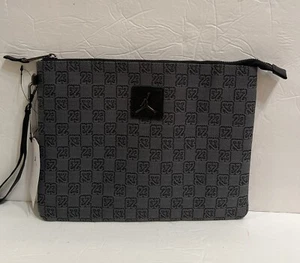NIKE AIR JORDAN MONOGRAM POUCH DK GRIGIO FUMO [MM0897-G9Q] 0,69 L NUOVO CON ETICHETTE - Foto 1 di 10