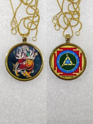 Diosa con marco de vidrio de latón amarillo hecho a mano Durga con colgante reverso Yantra Foto 1 de 4