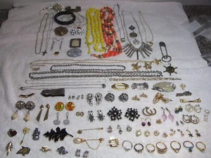 Huge Vintage Costume Jewelry Lot Necklaces Brooches Rings Japan Antiques +  NE_2 - Bild 1 von 24