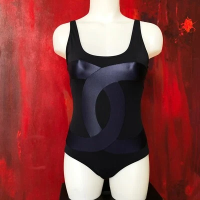 Nuevo con etiquetas Traje de baño Chanel azul marino 1 pieza con logotipo CC grande jersey elástico talla 36 Foto 1 de 4