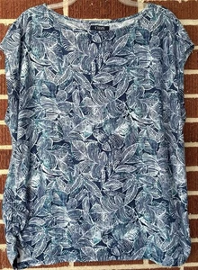 Top con estampado de hojas y mangas de gorra talla 1X - Imagen 1 de 4