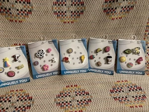 Crocs Jibbitz Charms Pack Unico Lotto 5 Fiori Ciambella Nastro Frutta 23 Totali - Foto 1 di 6