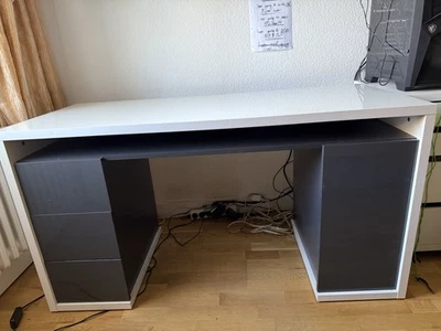 IKEA Schreibtisch Weiß 140 x 60 x 74Cm 2. Jahre Alt, Kleine Kratzer - Bild 1 von 4