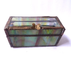Caja de baratija rectangular enganchada de vitral con mariposa 4,5" x 1,75" x 2" - Imagen 1 de 5