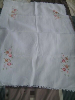 Jolie nappe à thé ancienne rectangulaire brodée de motifs floraux 0,7 m X 1 m - Photo 1/3