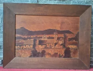 Tableau EN marqueterie sur bois paysage village. Broche signée Clauss - Photo 1 sur 10