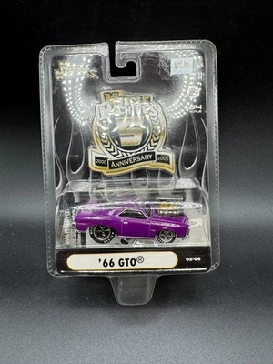 1:64 MUSCLE MACHINES 5th Anniversary ‘66 GTO PURPLE With Motor A1 - Image 1 of 3