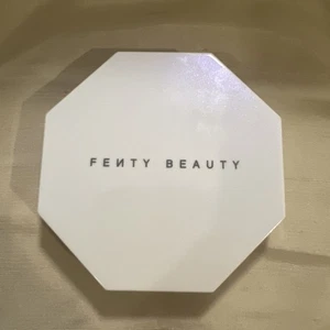 Fenty Beauty Killswatt Freestyle Highlighter Metal Moon 8g - Bild 1 von 3