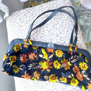 BOLSO DE HOMBRO DE TERCIOPELO Y CUERO CON FORMA OBLONGA PARADOJA AÑOS 90 DE COLECCIÓN 17" NUEVO SIN ETIQUETAS Dividido - Imagen 1 de 6