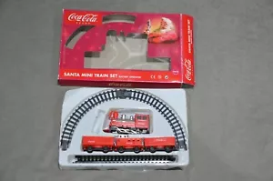 New Coca Cola Christmas Santa Mini Train Set Battery Operated For Collectors - Foto 1 di 9