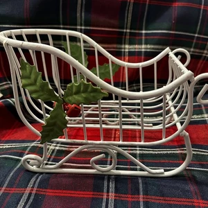 Vintage Metall Drahtschlitten weiß Stechpalme Beere Jingle Bells Bauernhaus Weihnachten - Bild 1 von 12