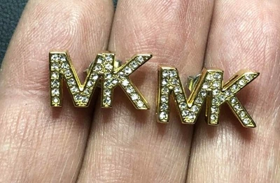 Aretes Michael Kors 6638 chapados en oro latón MK LOGO pavé circonita cúbica Foto 1 de 2