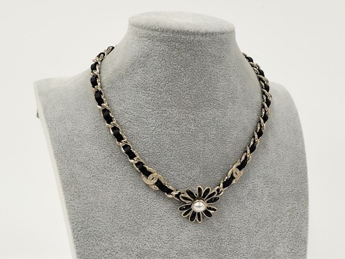 Collana CHANEL Perla Fiore Pelle Nera Placcata Oro Catena Strass Logo CC