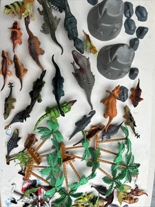Caja de 70+ piezas de dinosaurios y animales de juguete de plástico - Imagen 1 de 12