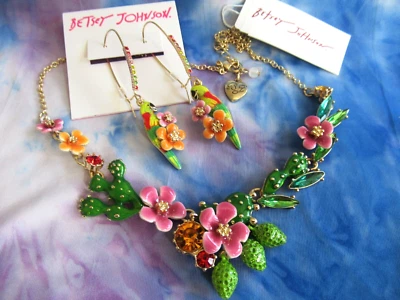 Collar y pendiente Betsey Johnson flor cactus loro esmalte verde loro pájaro Foto 1 de 4