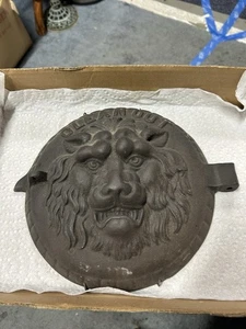 Antico coperchio in ghisa testa di leone bestia pulizia - Foto 1 di 8