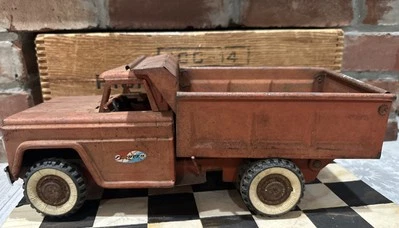 VINTAGE 70’s Structo Toys Ford  Cab DUMP TRUCK, Great patina!! - Image 1 of 4