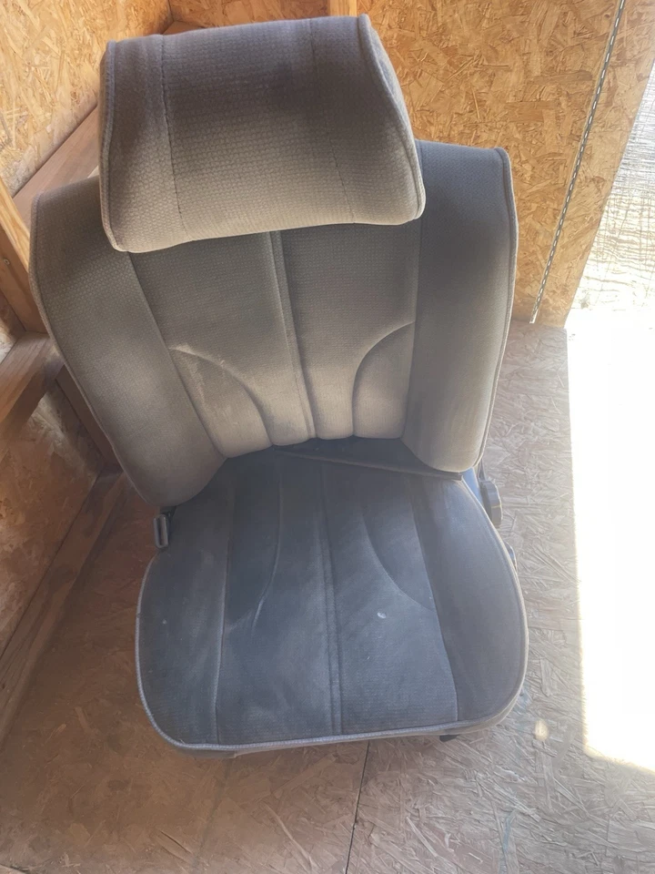 Водительское сиденье 1988 Toyota Camry - Изображение 1 из 1