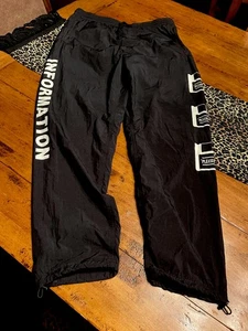 PLEASURES INFORMATION OVERLOAD NYLON TRAININGSHOSE MEDIUM SCHWARZ STREETWEAR SELTEN - Bild 1 von 14