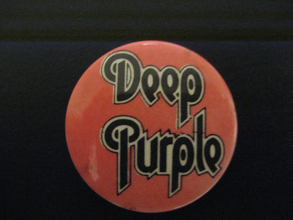 Deep Purple-Nome-Logo-Pequeno-Pin-Button-Badge-Anos 80 Vintage-Raro - Imagem 1 de 1