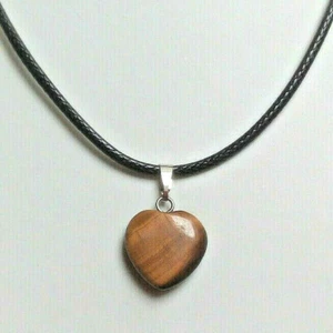 Pendentif coeur oeil de tigre 15 mm + cordon règlable photo prise à la lumière  - Imagen 1 de 2