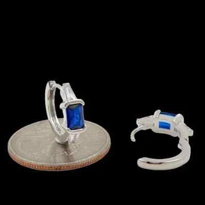 Pendientes de piedras preciosas enchapados en oro blanco de 14k 4x5,5 mm zafiro 3/4"" Foto 1 de 2