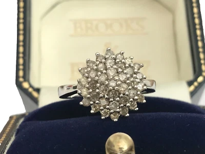 Anillo de diamantes de 1 quilate de oro blanco de 9 quilates con racimo en capas - talla O 1/2 Foto 1 de 4