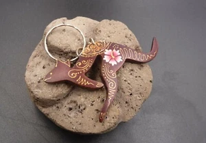 Porte-clés kangourou en bois motif fleur de frangipanier artisanat Australie - Imagen 1 de 4