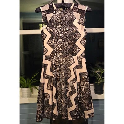 Vestido Fire Los Angeles Encaje Calce y Acampanado Fiesta Cóctel Negro Beige - Talla M Foto 1 de 4