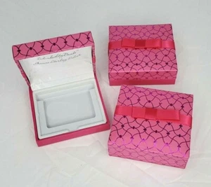 Juego de 3 cajas de regalo INDIVIDUALITY BEAD, arco rosa precio de venta sugerido por el fabricante $100 en caja pegatina Kohls - Imagen 1 de 6