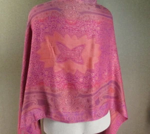 Croft Carretilla Tejida Rayón Acrílico Patrón Paisley Envolvente Bufanda Púrpura Rosa A267 - Imagen 1 de 7