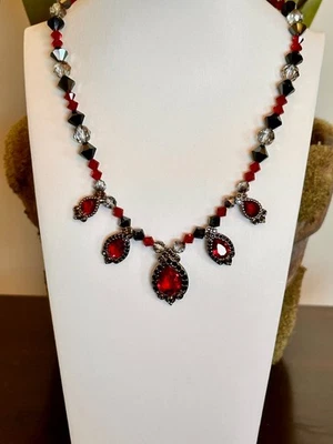 Collar Swarovski Rojo Transparente Negro Cristales Tono Plata Cisne Etiqueta Colgante Firmado Foto 1 de 4