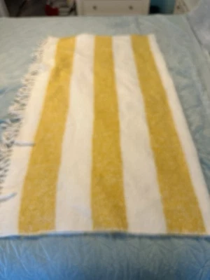 Manta Project 62 - Flecos a Rayas Amarillas 50” X 60” Colores Veuve Clicquot Foto 1 de 4