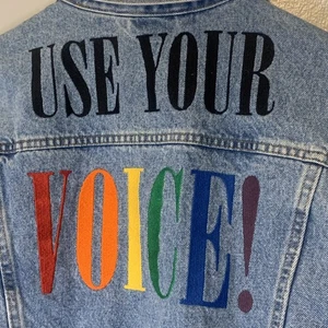 Levi's Premium PRIDE Trucker Denim Jeansjacke Large USE YOUR VOICE Erwachsene LGBTQ - Bild 1 von 17
