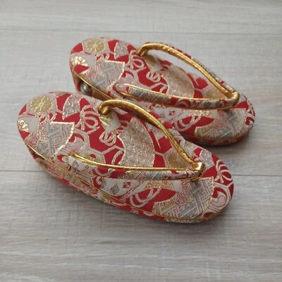 Sandália infantil de seda japonesa vintage década de 1960 bordada dourada tecido de cetim sinos 6" - Imagem 1 de 4