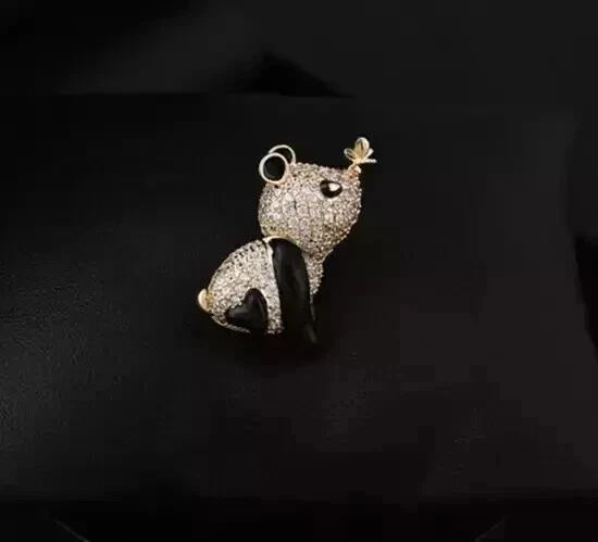 Broche prendedor con dije de panda de corte redondo de diamante simulado enchapado en oro rosa de 14 quilates Foto 1 de 4