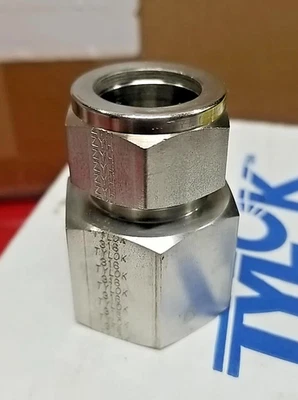 3/4 Tube x 3/4 FNPT 316ss Female Connector Tylok SS-12-DFC-12 - Image 1 of 3