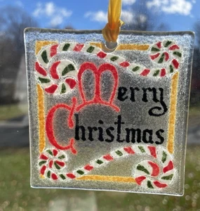 NUEVO Peggy Karr -Adorno de Navidad de vidrio artístico fundido - "Feliz Navidad" - Firmado - Imagen 1 de 8
