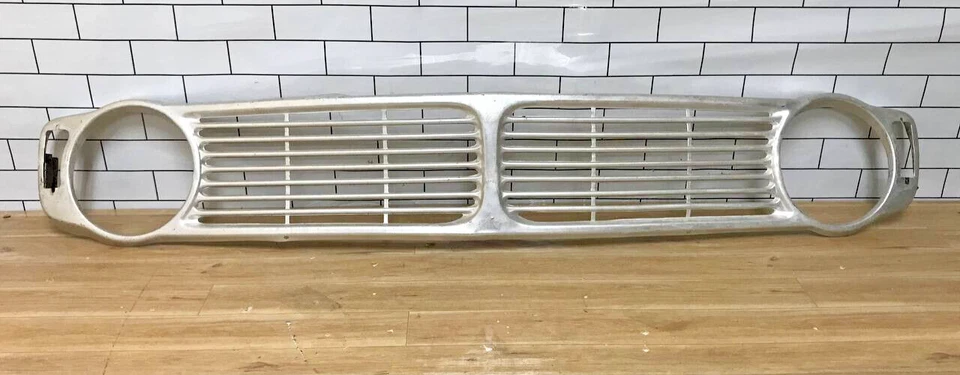 Volvo 140 142 144  1967-1971 Model Front Grille. Used Item Foto 1 de 4