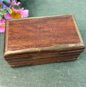 Vintage Mini Wooden Pill Snuff Trinket Box Brass Detail Hinged Camel Design TINY - Foto 1 di 10